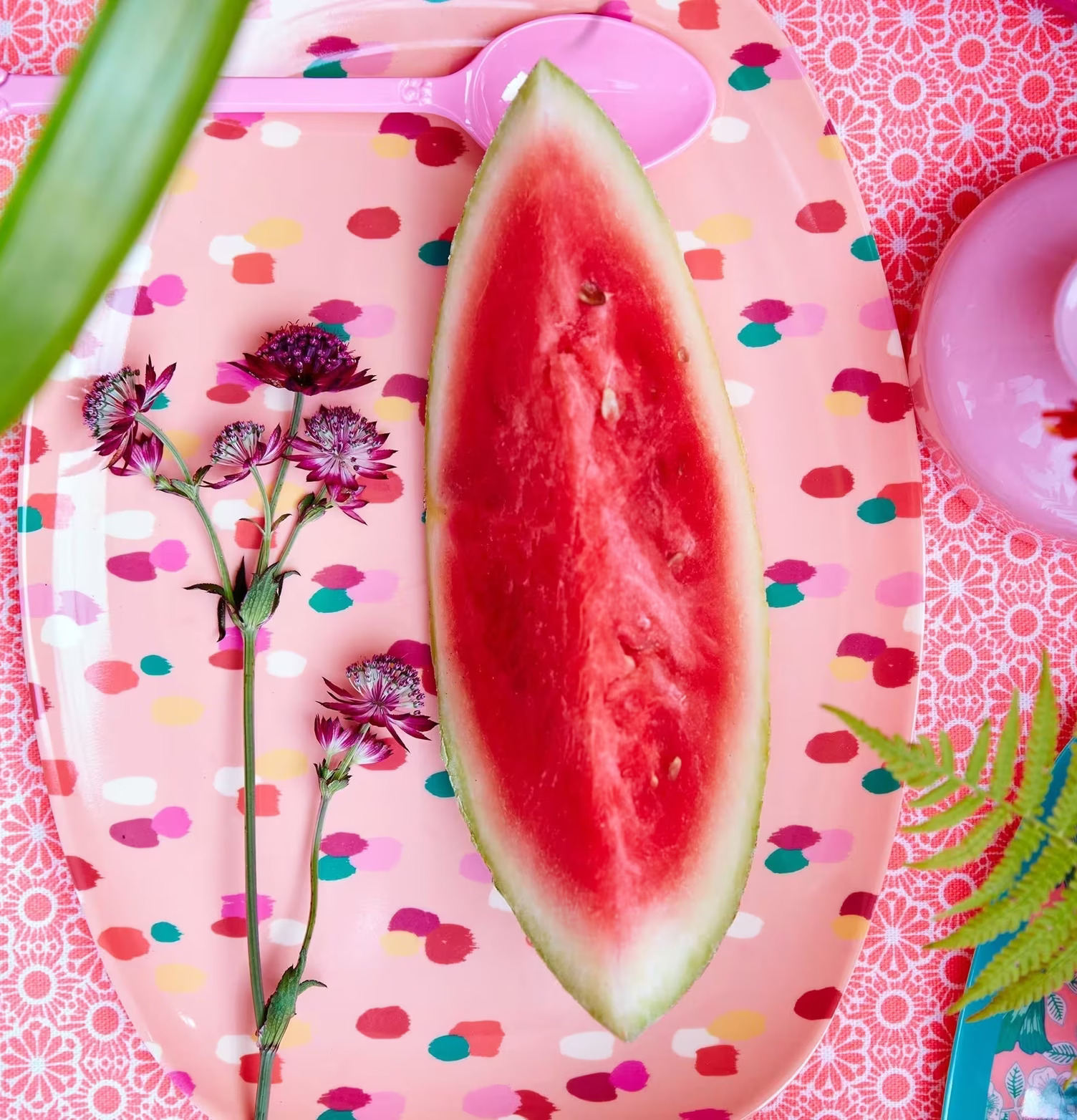 Tallrik Dapper Dot Print från Rice med vattenmelon och blommor