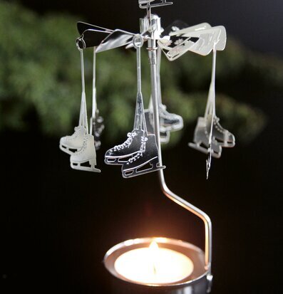 Bild av dekorativt änglaspel med skridskor i rörelse