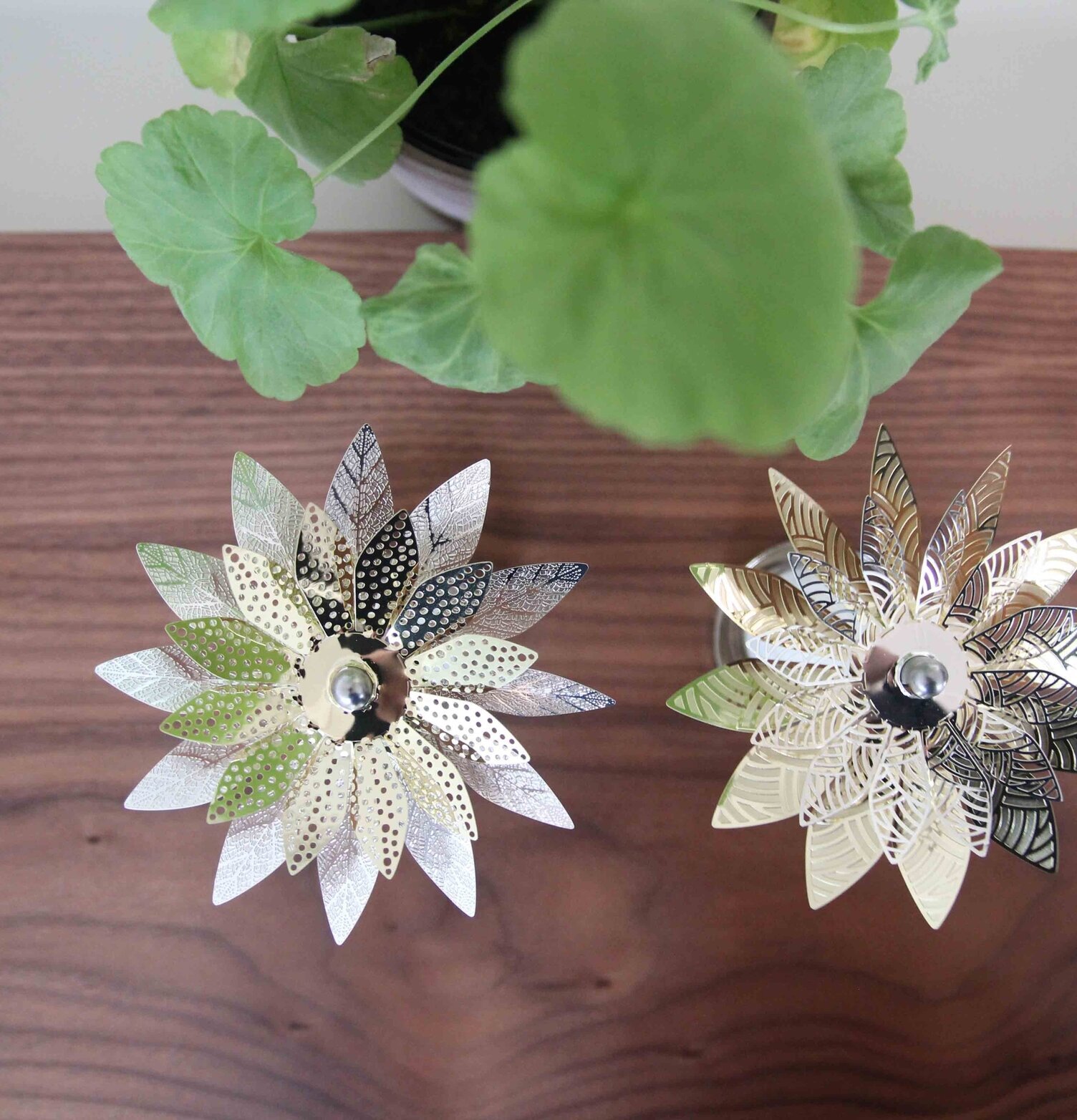 Ljussnurra Art Deco från Pluto Produkter med blad i metall