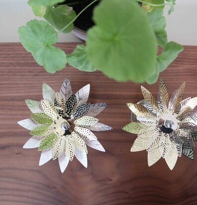 Bild av dekorativa ljussnurror och grönska i inredning