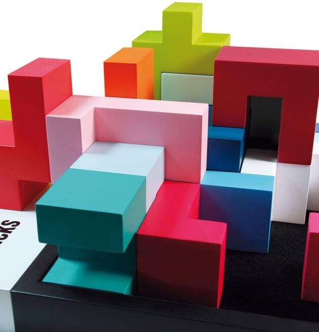 Färgglada Bricks byggklossar från Remember på svart bas