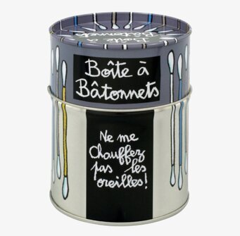 Bild av lekfull plåtburk för bomullspinnar i badrum