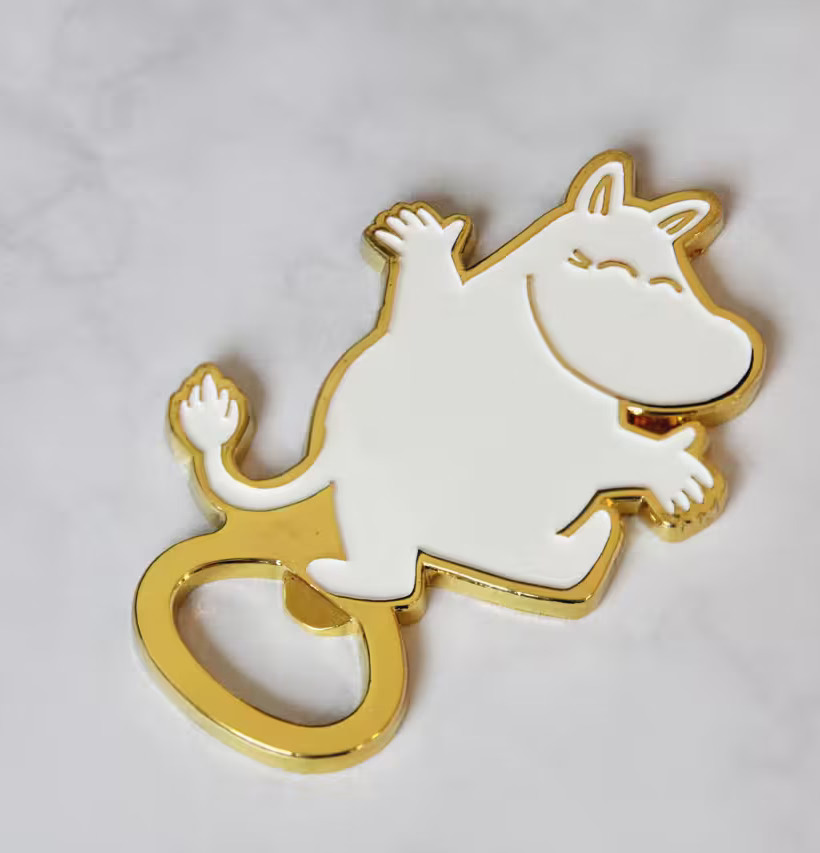 Kapsylöppnare Mumin från Pluto Produkter på marmorbakgrund