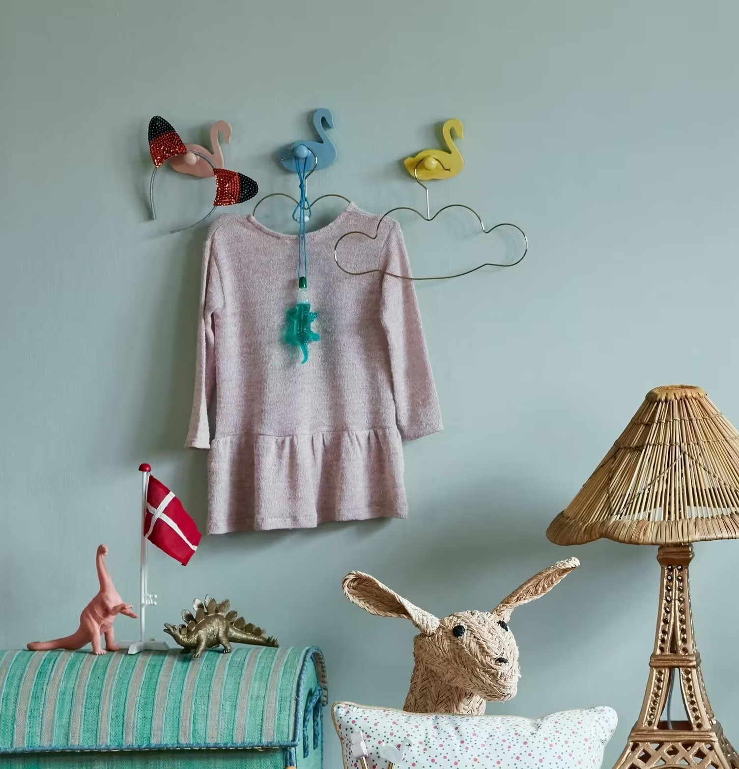 Klädgalgar Barn Cloud från Rice, rosa klänning och dekorationer