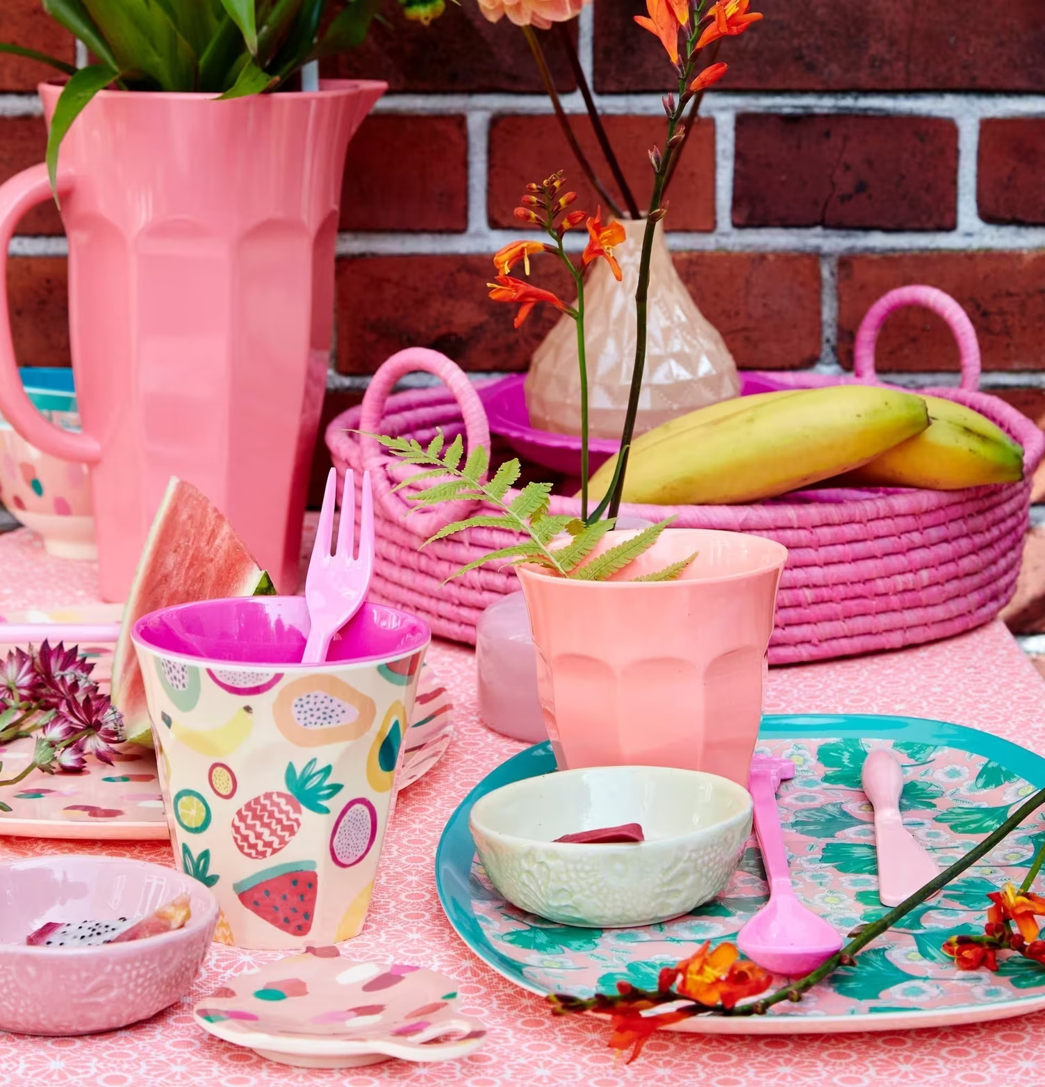 Tillbringare Melamin Korall från Rice på färgglad dukning