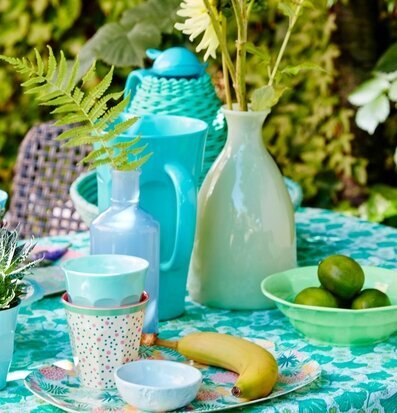 Tillbringare Melamin Dusty Green från Rice i trädgårdsscen