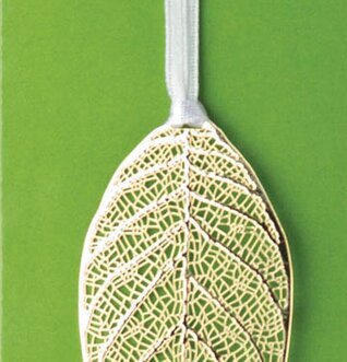 Bokmärke Löv från Pluto Produkter, lövformat och detaljerat