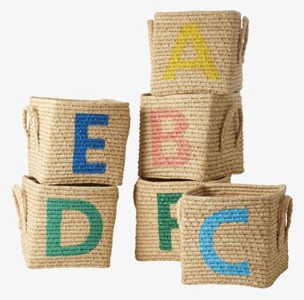 Raffiakorg A-F från Rice, staplade, med färgglada bokstäver