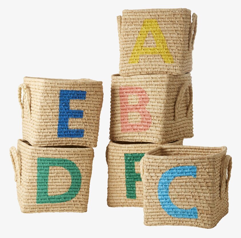Raffiakorg A-F från Rice, staplade, med färgglada bokstäver