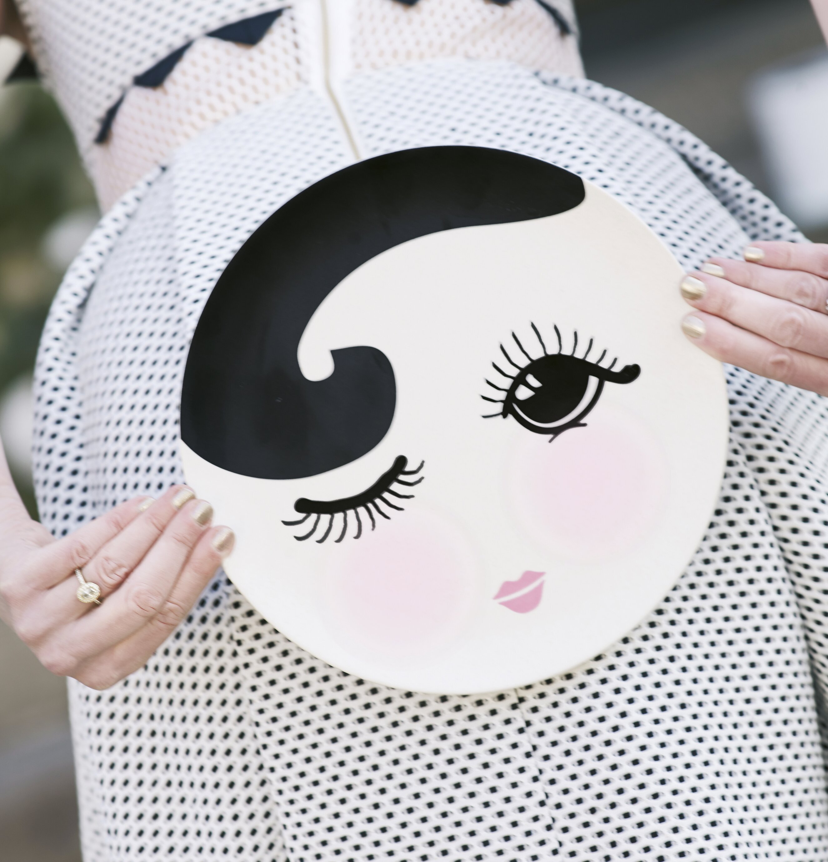 Assiett Flirtig från Miss Etoile med lekfullt ansiktsmotiv