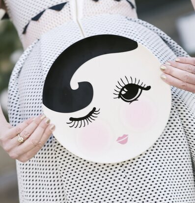 Assiett Flirtig från Miss Etoile med lekfullt ansiktsmotiv